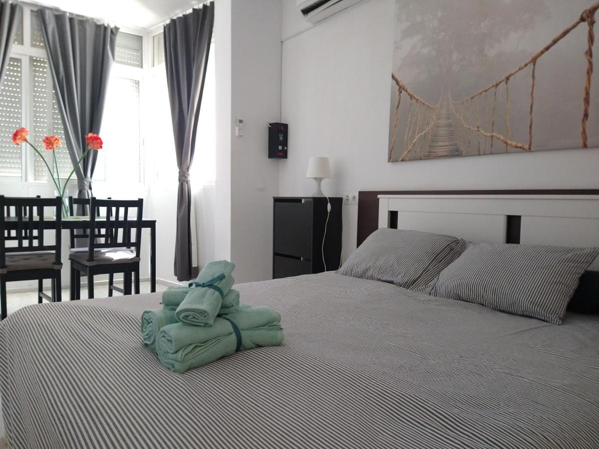 Amplio Estudio,Vista Mar Y Montana, A Pasos Del Centro 토레몰리노스 외부 사진