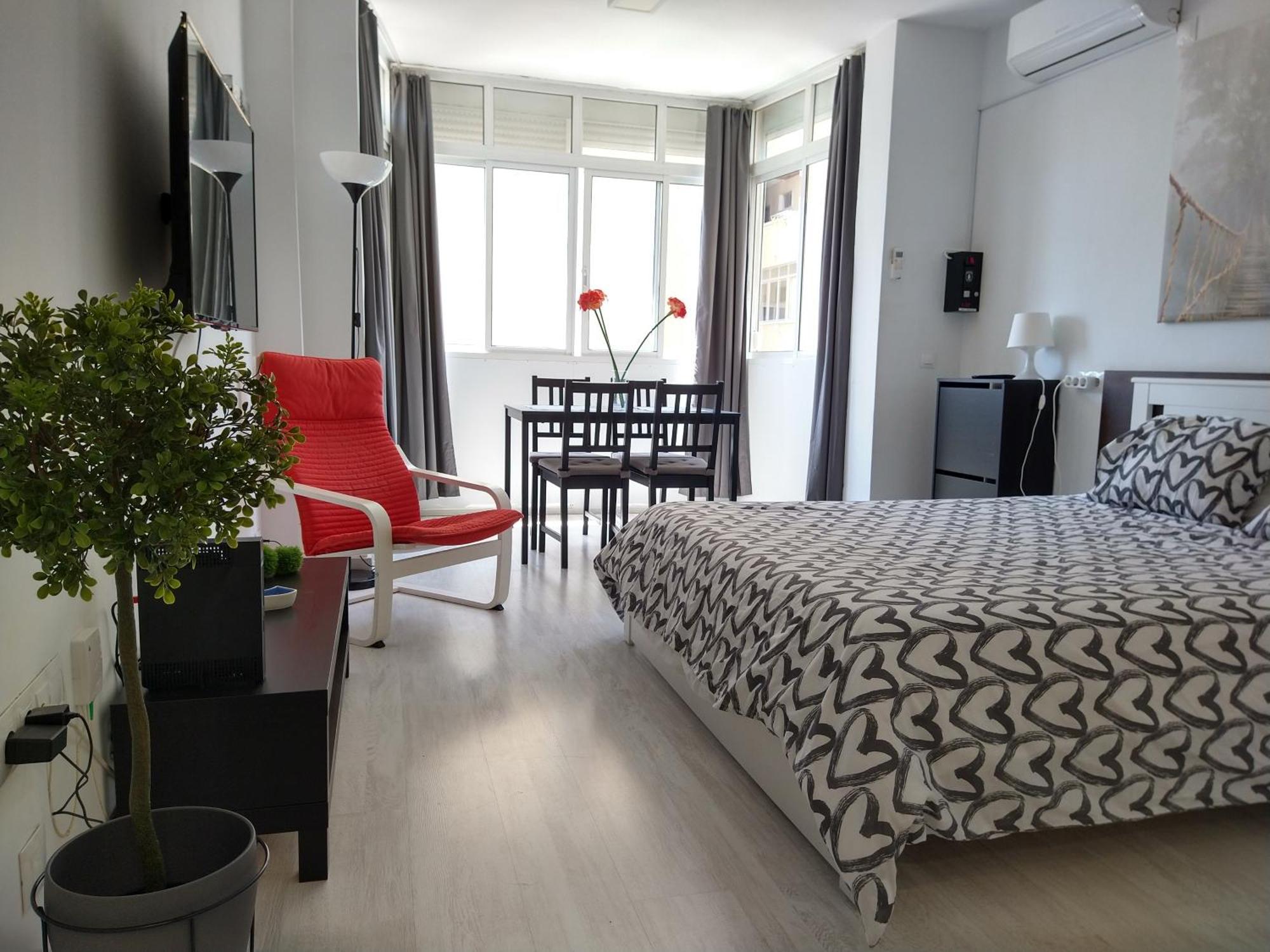 Amplio Estudio,Vista Mar Y Montana, A Pasos Del Centro 토레몰리노스 외부 사진